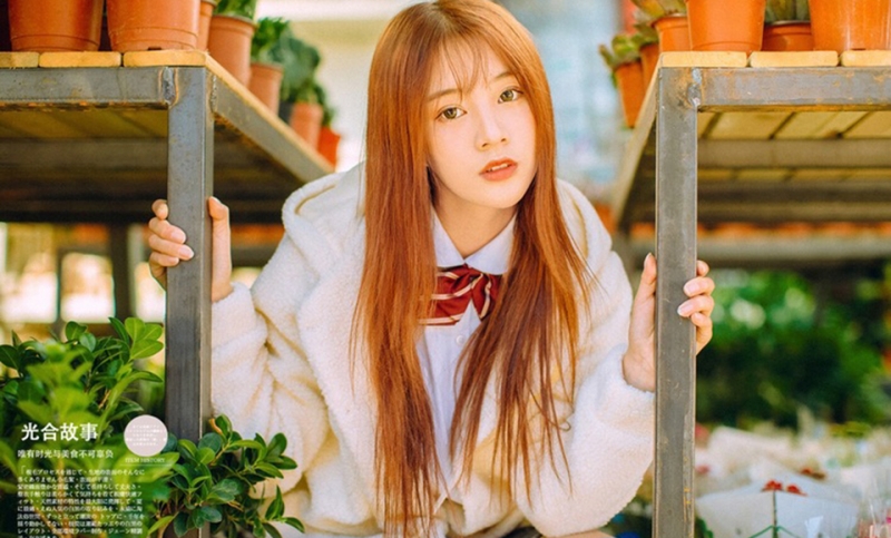 金发美女校花学生制服街拍写真  第7张