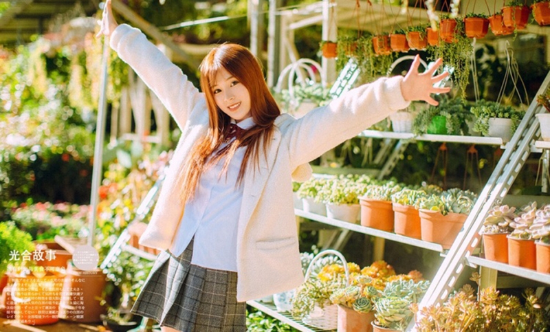 金发美女校花学生制服街拍写真  第8张