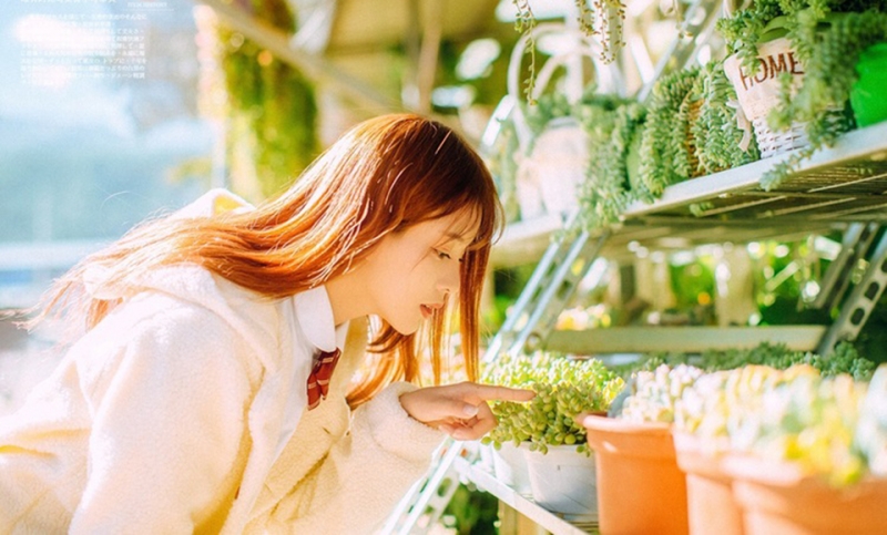 金发美女校花学生制服街拍写真  第9张