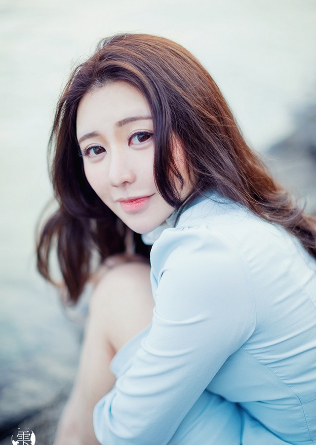 波浪卷发美女海边裙摆飘扬写真  第1张