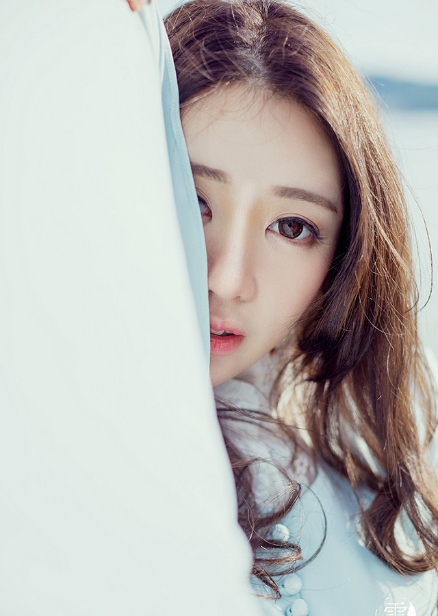 波浪卷发美女海边裙摆飘扬写真  第2张