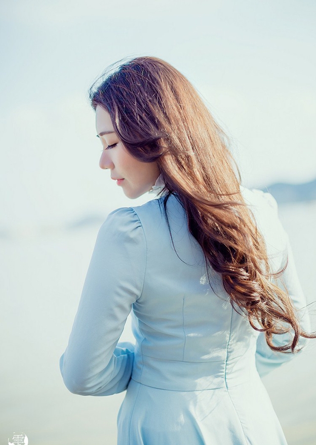 波浪卷发美女海边裙摆飘扬写真  第3张