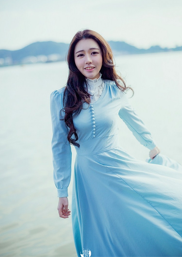 波浪卷发美女海边裙摆飘扬写真  第4张