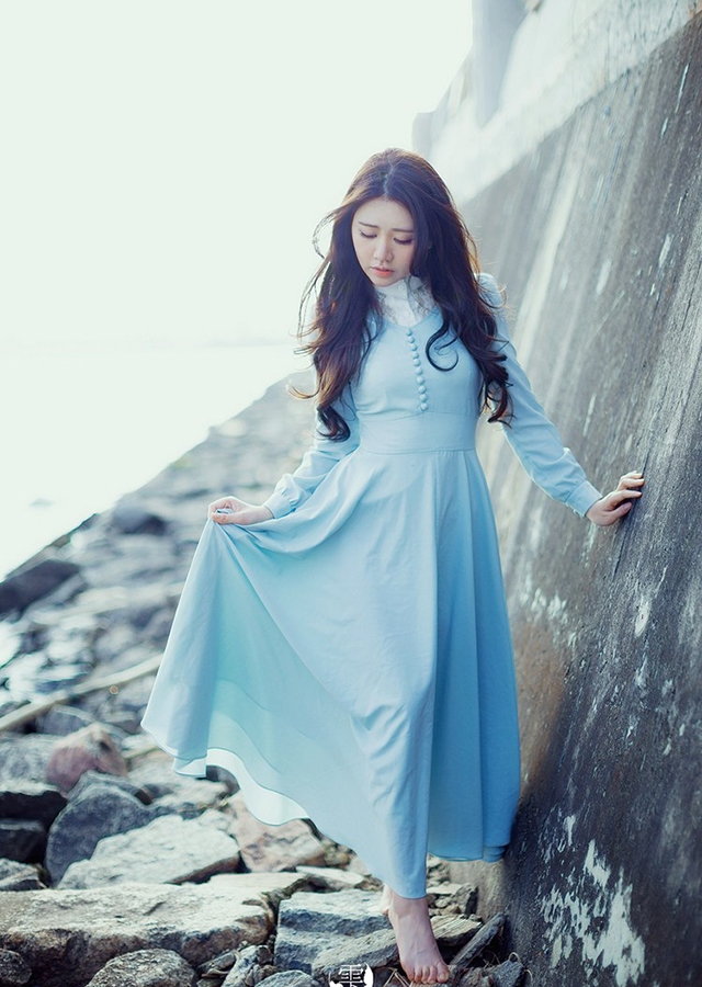 波浪卷发美女海边裙摆飘扬写真  第5张