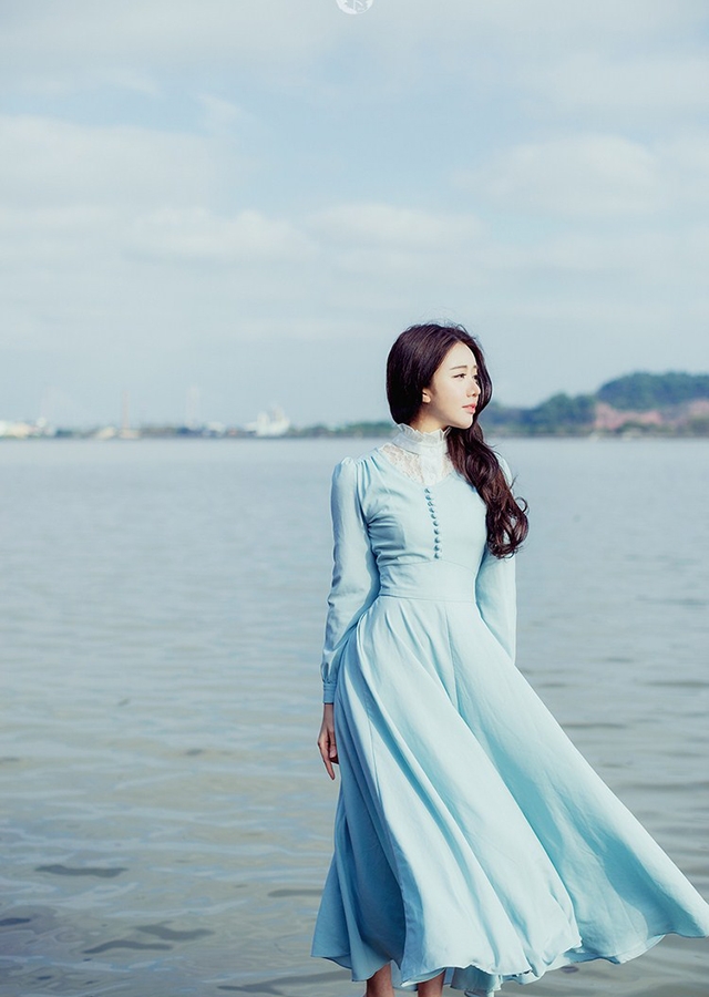 波浪卷发美女海边裙摆飘扬写真  第6张