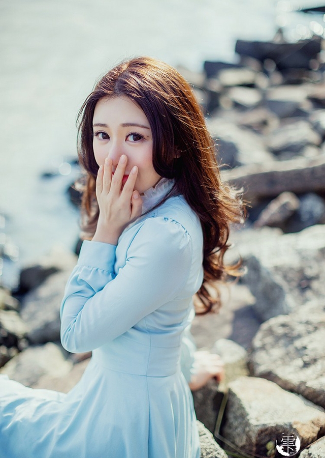 波浪卷发美女海边裙摆飘扬写真  第7张