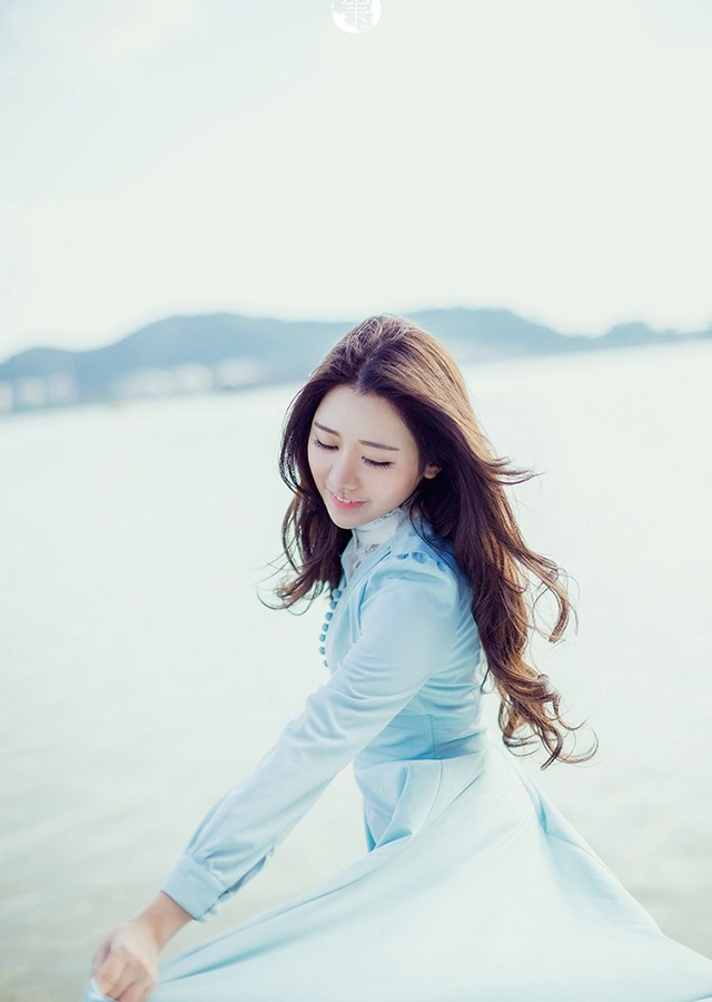 波浪卷发美女海边裙摆飘扬写真  第8张