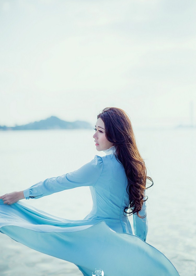 波浪卷发美女海边裙摆飘扬写真  第9张