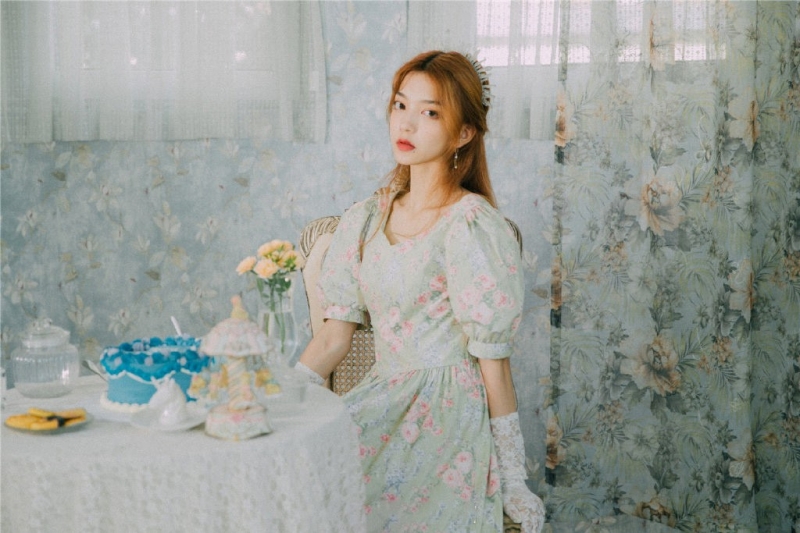 金发少女红唇雪肤美丽动人写真  第1张