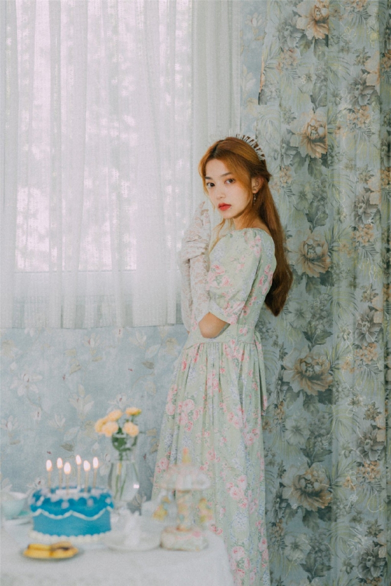 金发少女红唇雪肤美丽动人写真  第3张