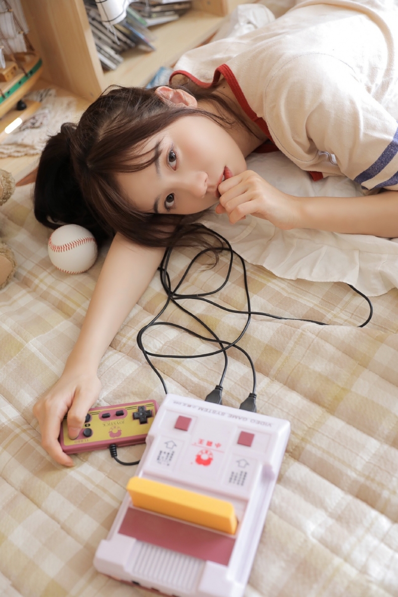 运动服美女白皙大长腿居家图片  第1张