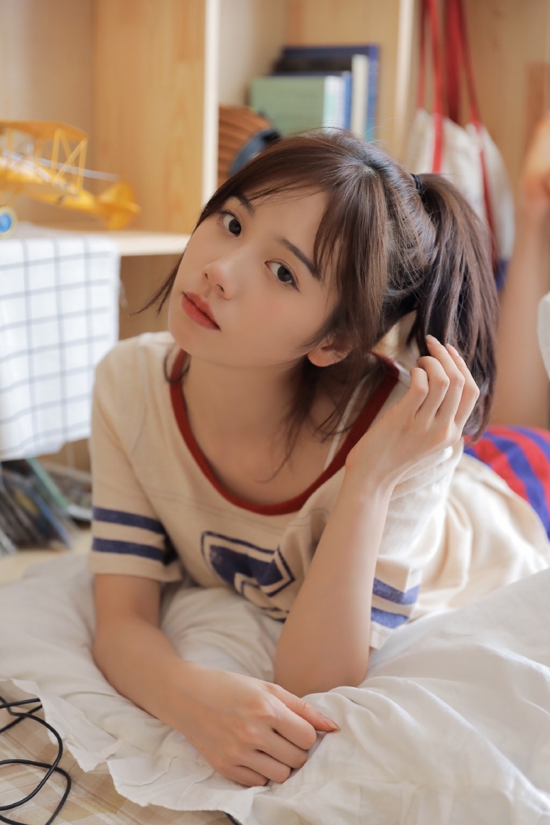 运动服美女白皙大长腿居家图片  第2张