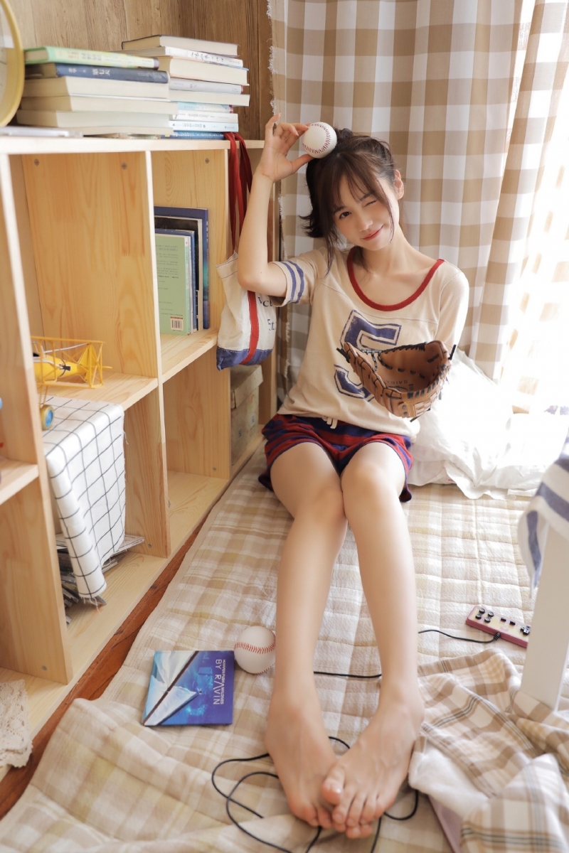 运动服美女白皙大长腿居家图片  第6张