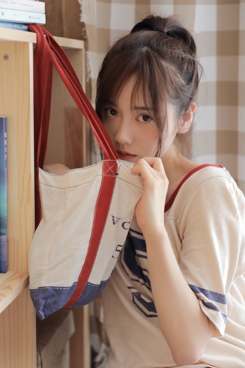 运动服美女白皙大长腿居家图片  第7张