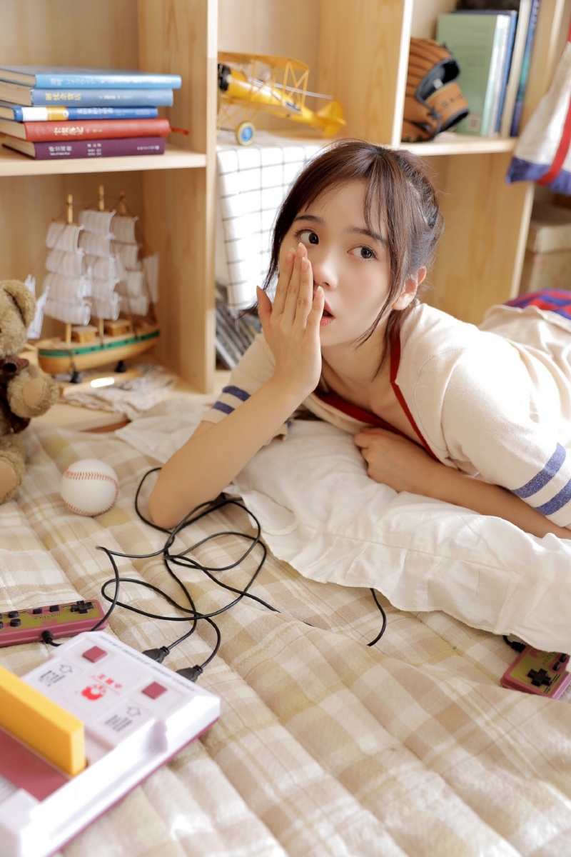 运动服美女白皙大长腿居家图片  第8张