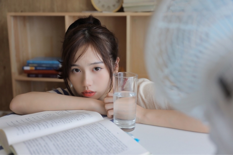 运动服美女白皙大长腿居家图片  第11张