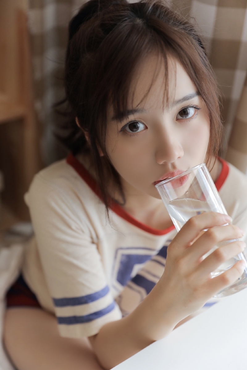 运动服美女白皙大长腿居家图片  第12张