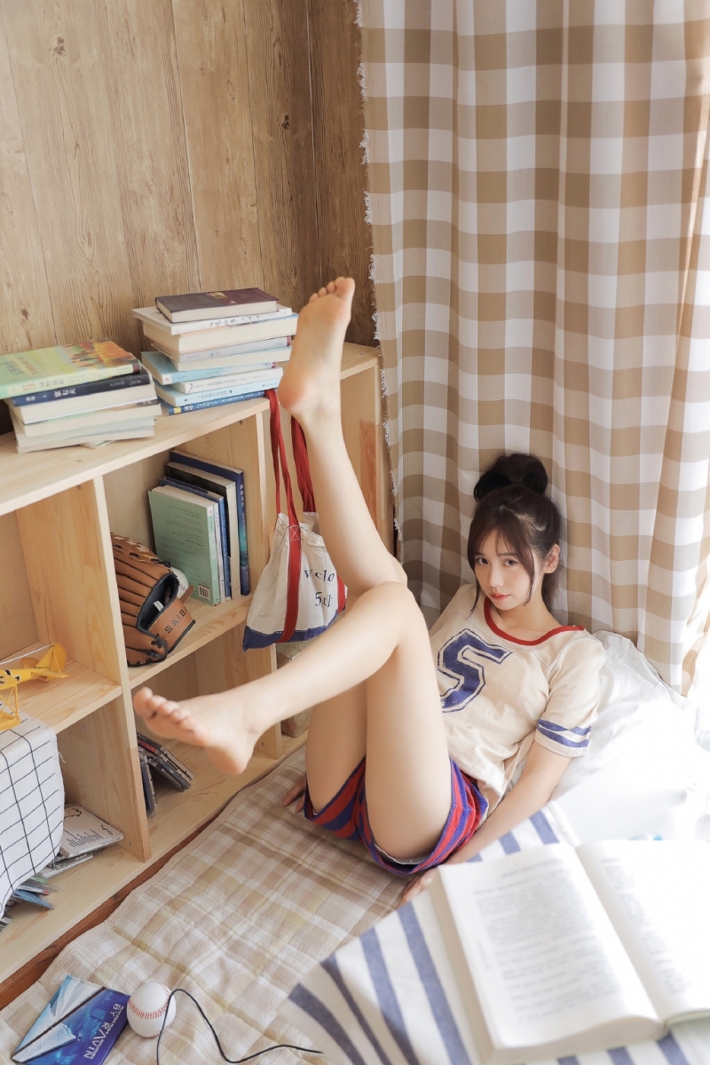 运动服美女白皙大长腿居家图片  第13张
