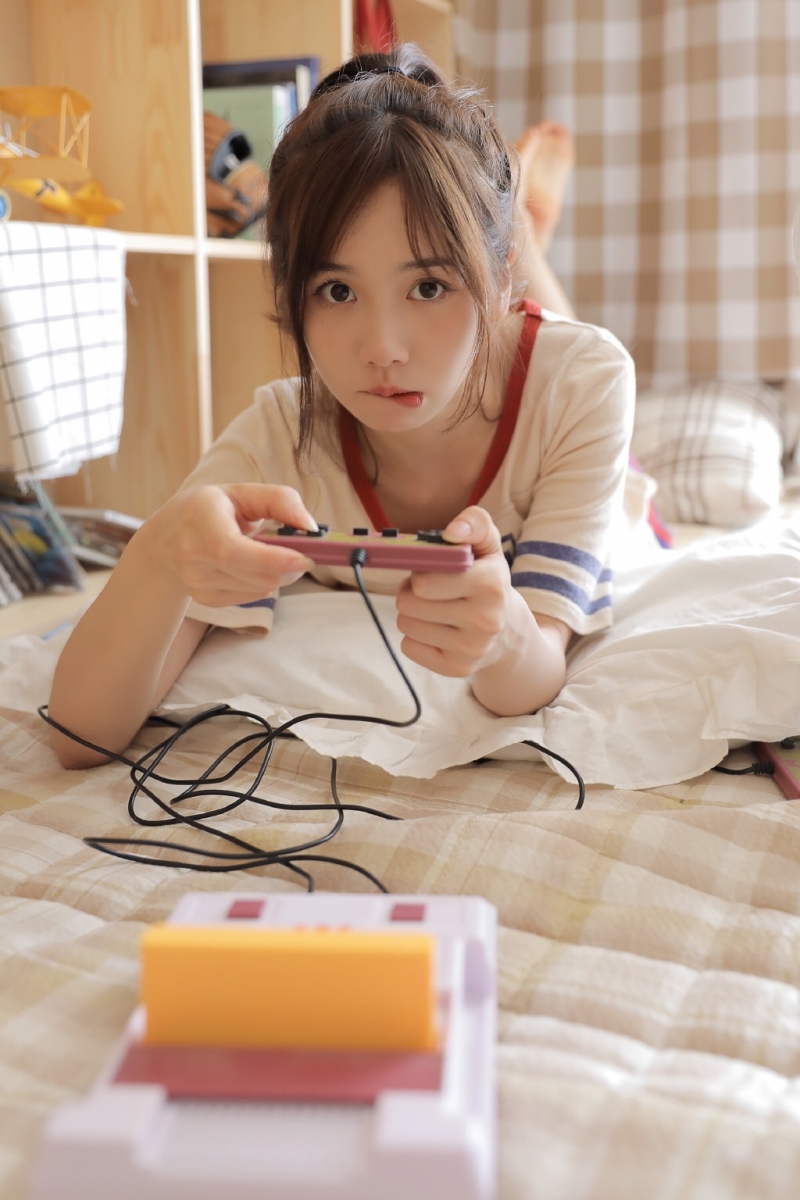 运动服美女白皙大长腿居家图片  第14张