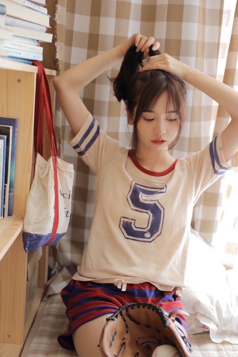 运动服美女白皙大长腿居家图片  第15张