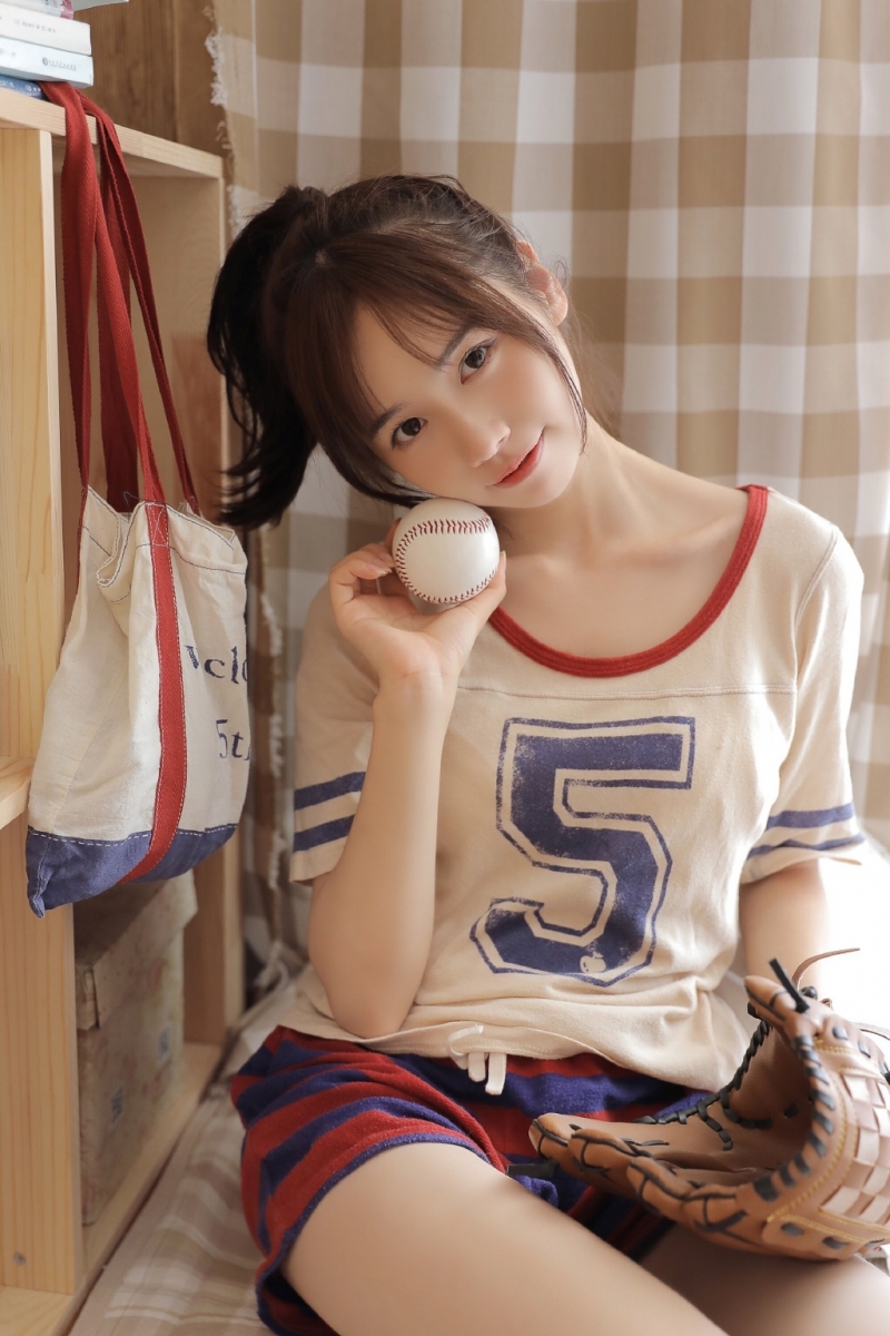 运动服美女白皙大长腿居家图片  第16张