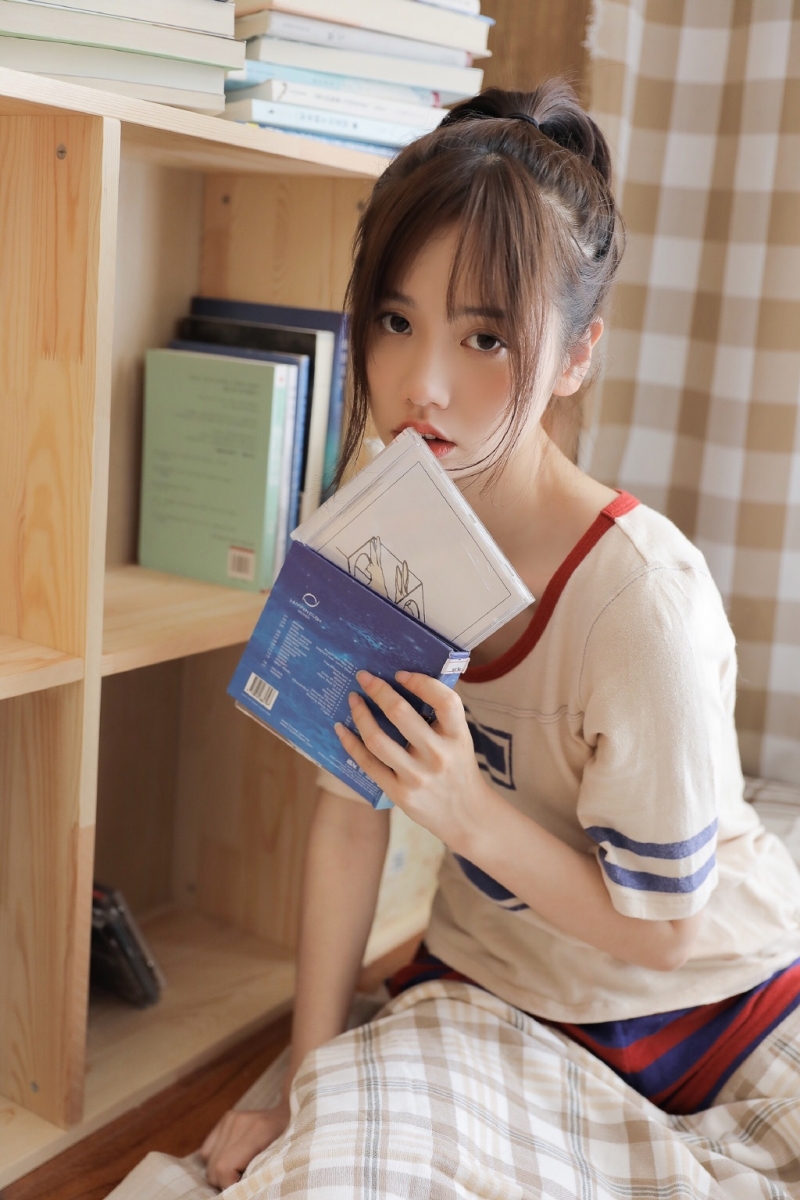 运动服美女白皙大长腿居家图片  第17张