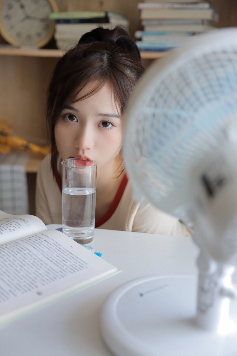 运动服美女白皙大长腿居家图片  第18张