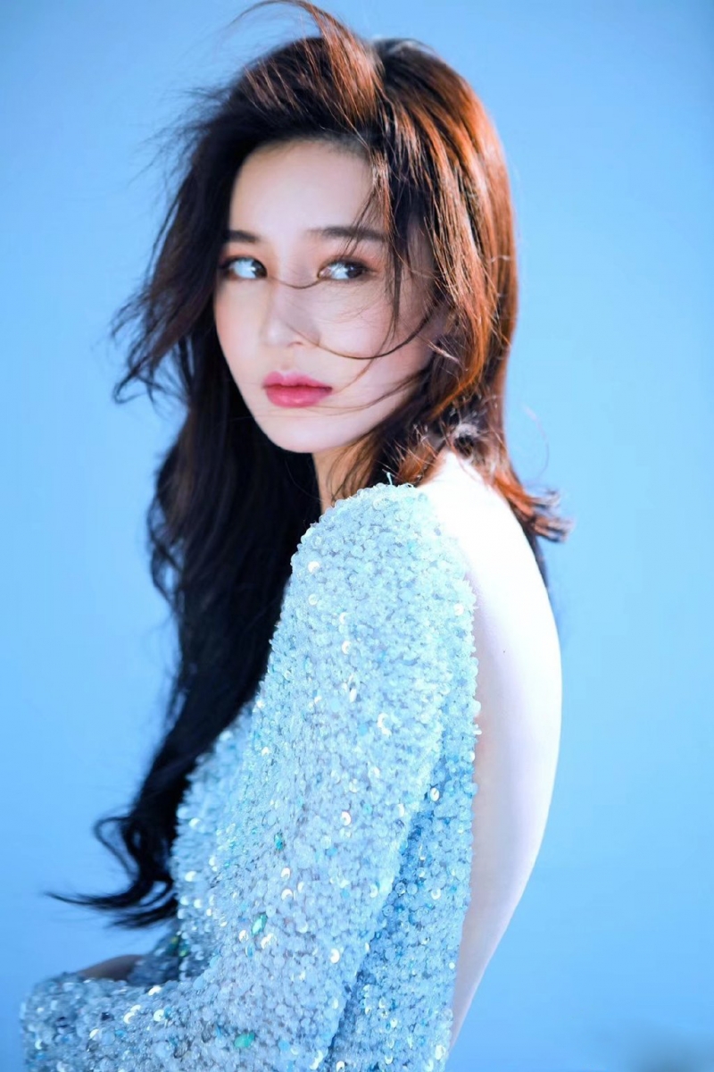 美女御姐露背长裙性感撩人写真  第1张