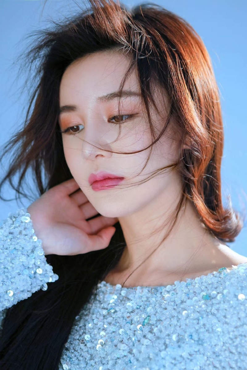 美女御姐露背长裙性感撩人写真  第3张