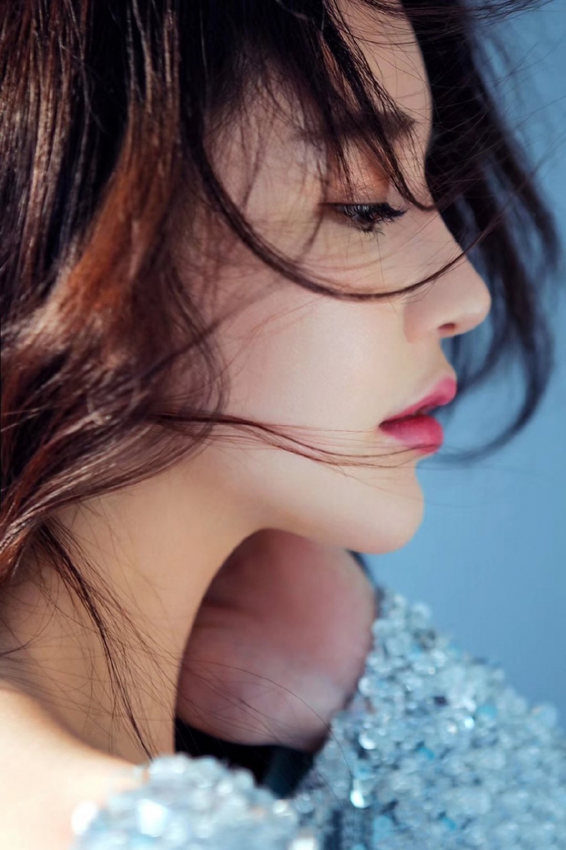 美女御姐露背长裙性感撩人写真  第5张