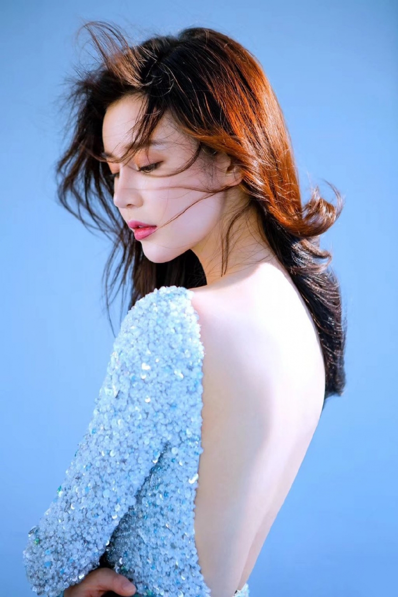 美女御姐露背长裙性感撩人写真  第7张
