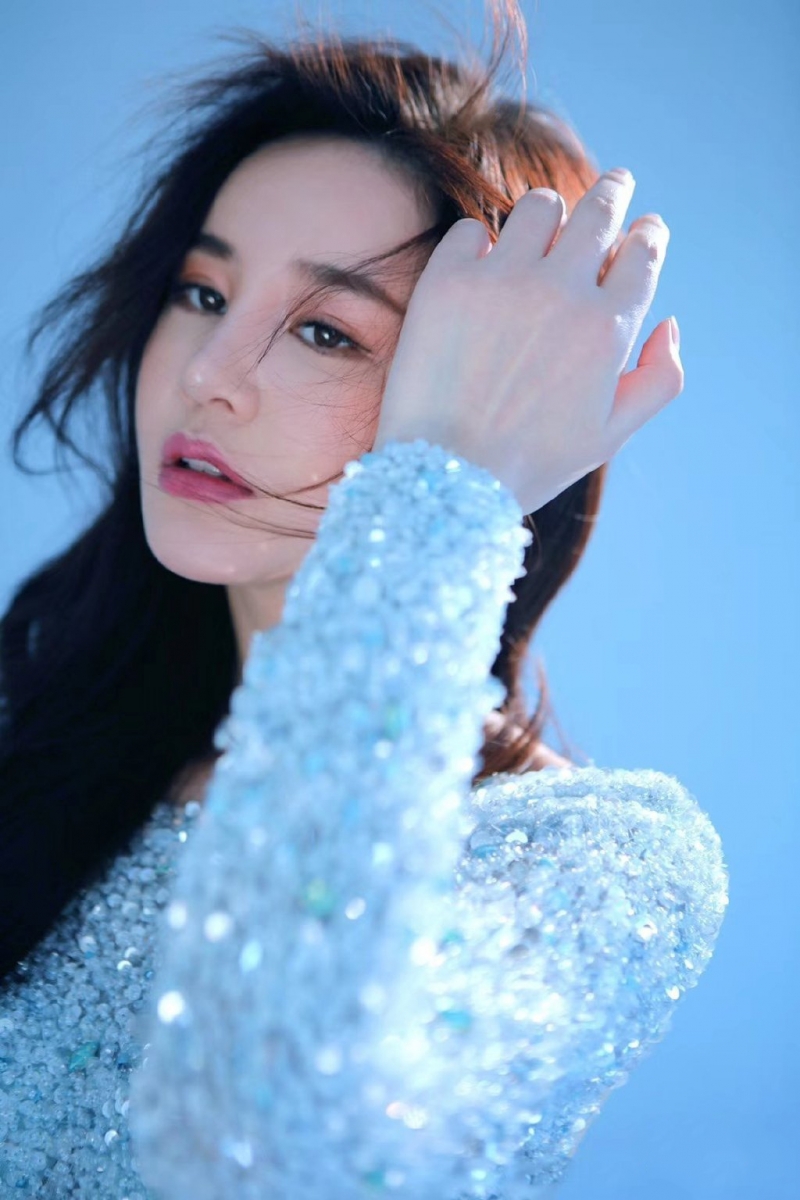 美女御姐露背长裙性感撩人写真  第9张