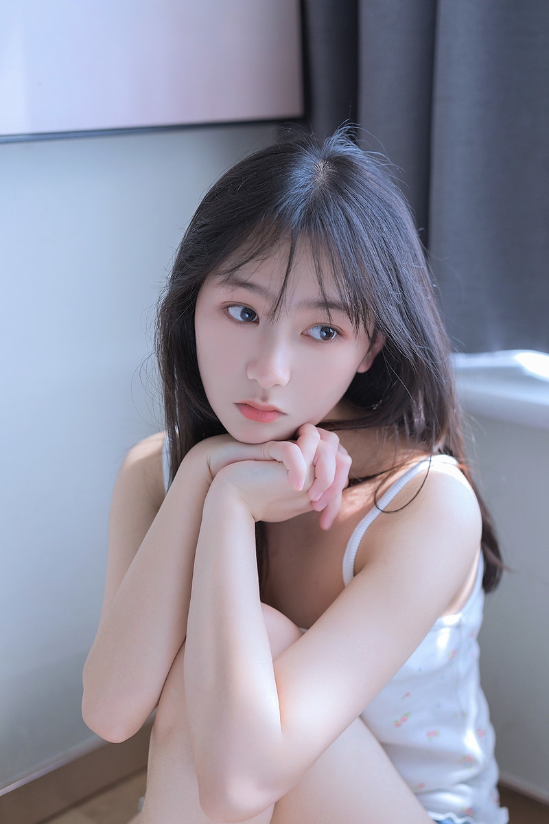 早安少女吊带香肩慵懒迷人美图  第2张