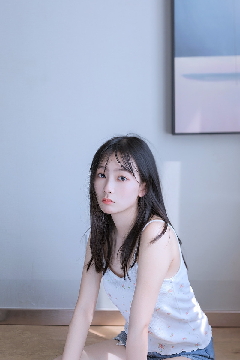 早安少女吊带香肩慵懒迷人美图  第4张