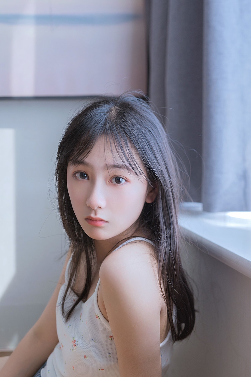 早安少女吊带香肩慵懒迷人美图  第5张