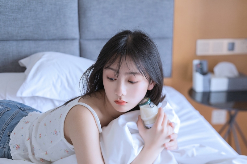 早安少女吊带香肩慵懒迷人美图  第6张