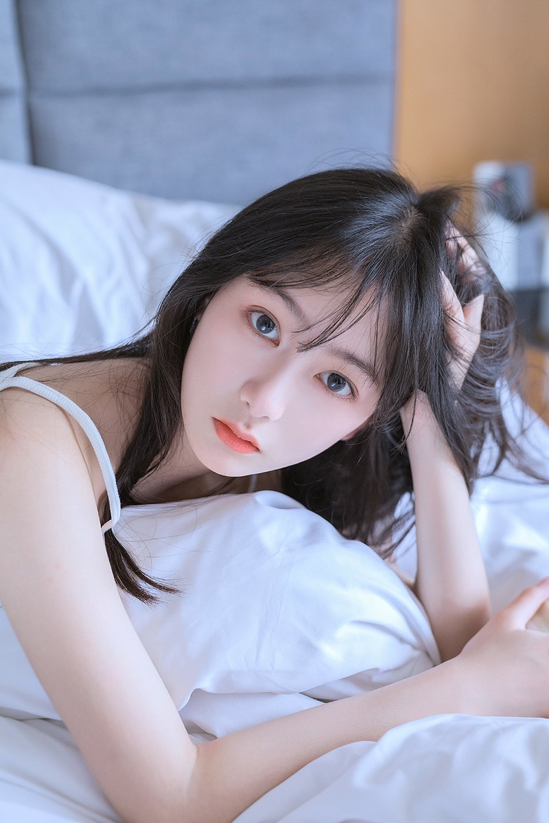 早安少女吊带香肩慵懒迷人美图  第7张