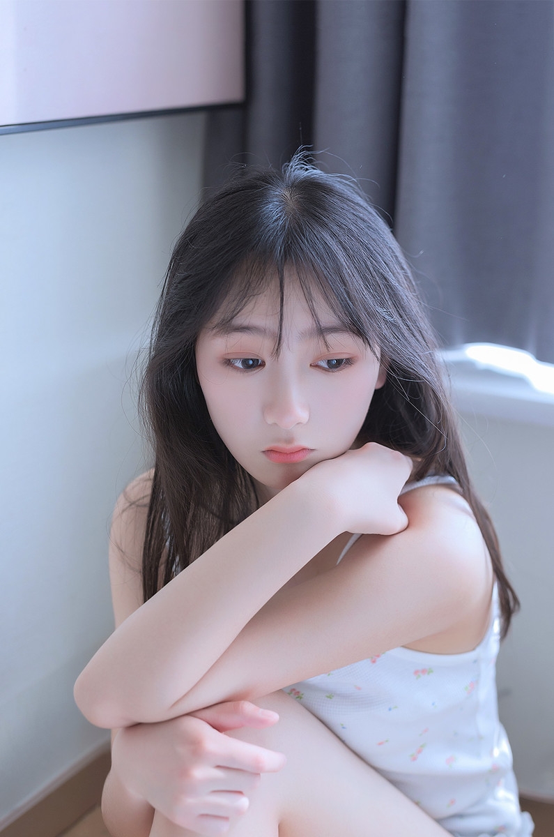 早安少女吊带香肩慵懒迷人美图  第8张
