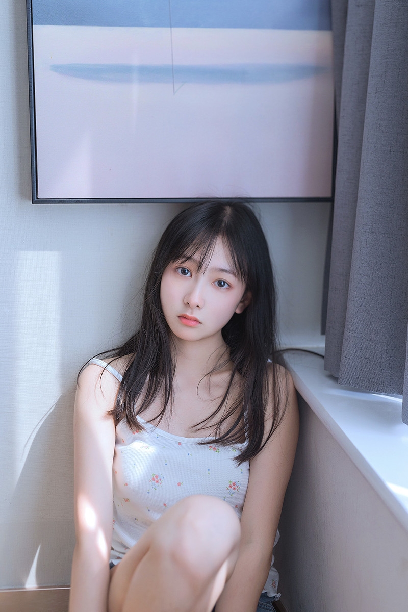 早安少女吊带香肩慵懒迷人美图  第9张