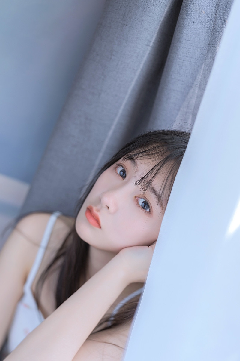 早安少女吊带香肩慵懒迷人美图  第10张