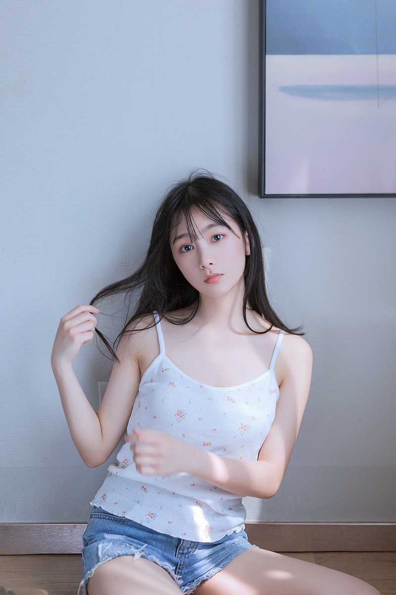 早安少女吊带香肩慵懒迷人美图  第11张