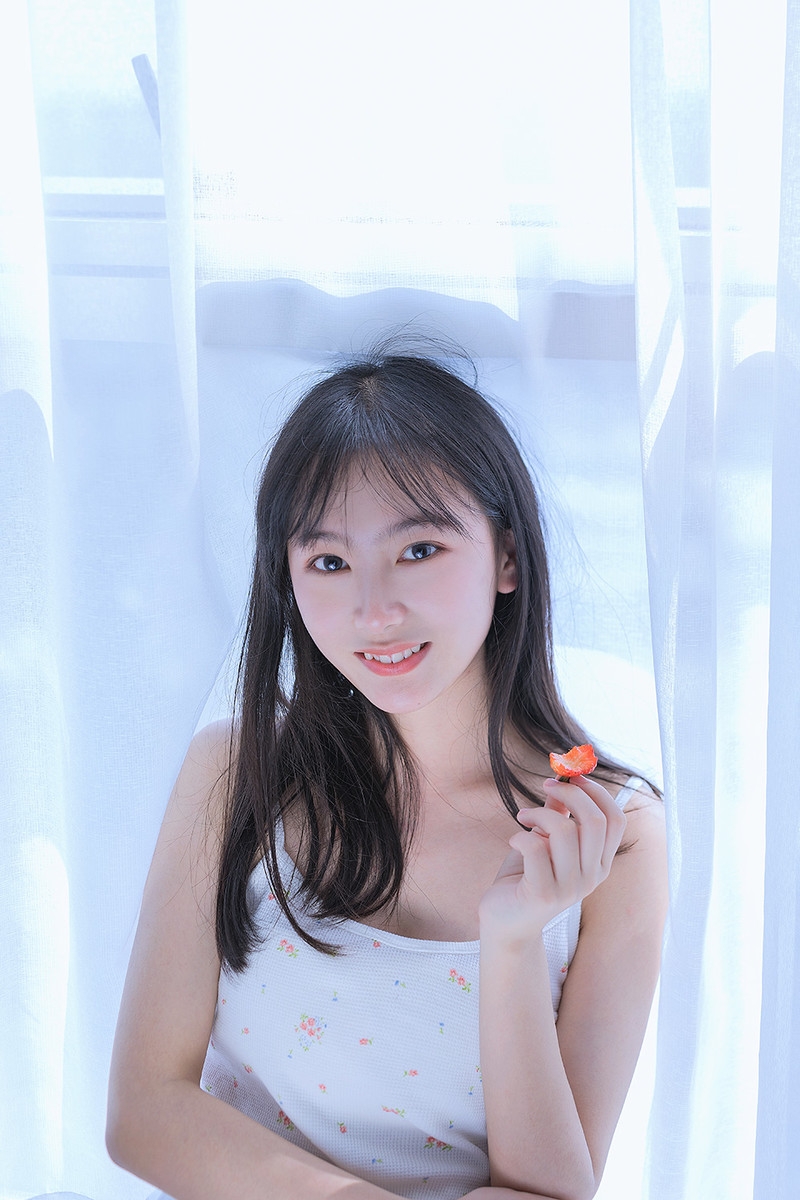 早安少女吊带香肩慵懒迷人美图  第12张