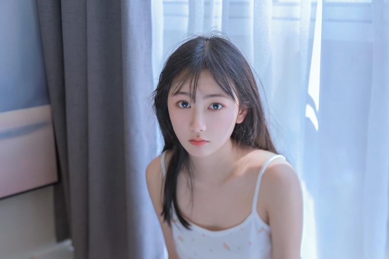 早安少女吊带香肩慵懒迷人美图  第13张