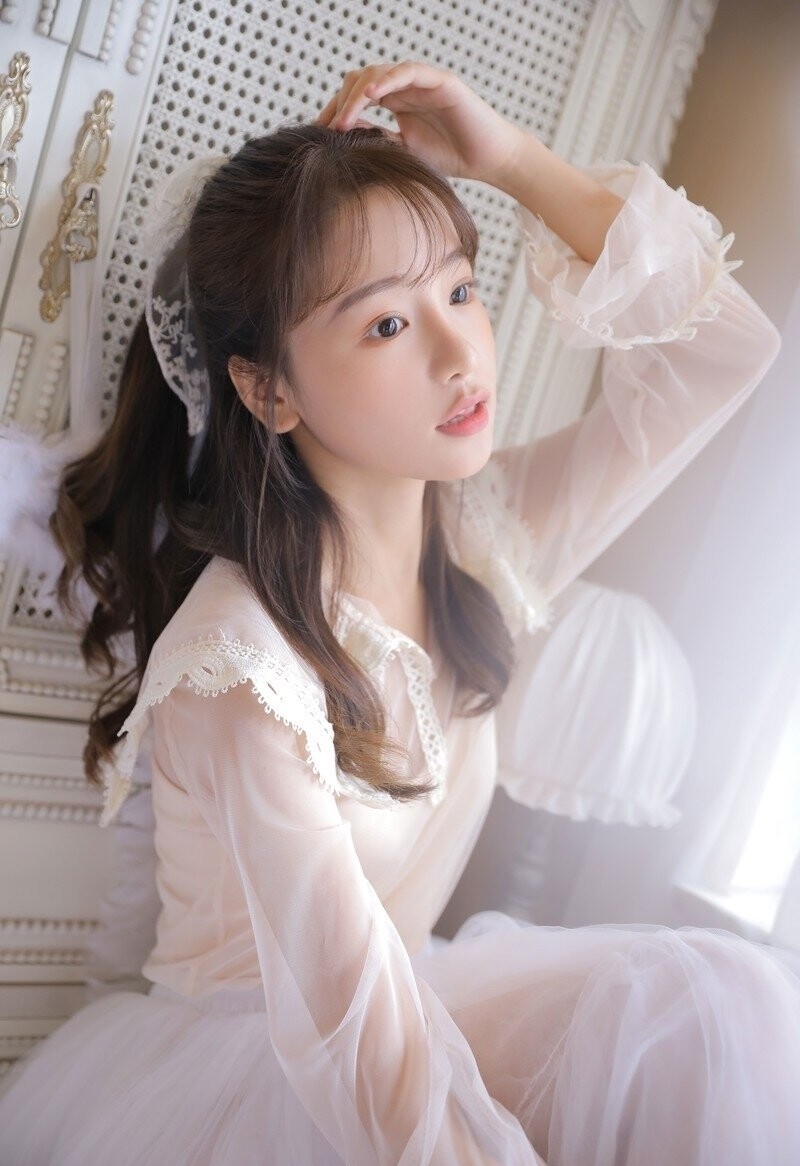 圆脸妹子蕾丝纱裙清新脱俗套图  第7张