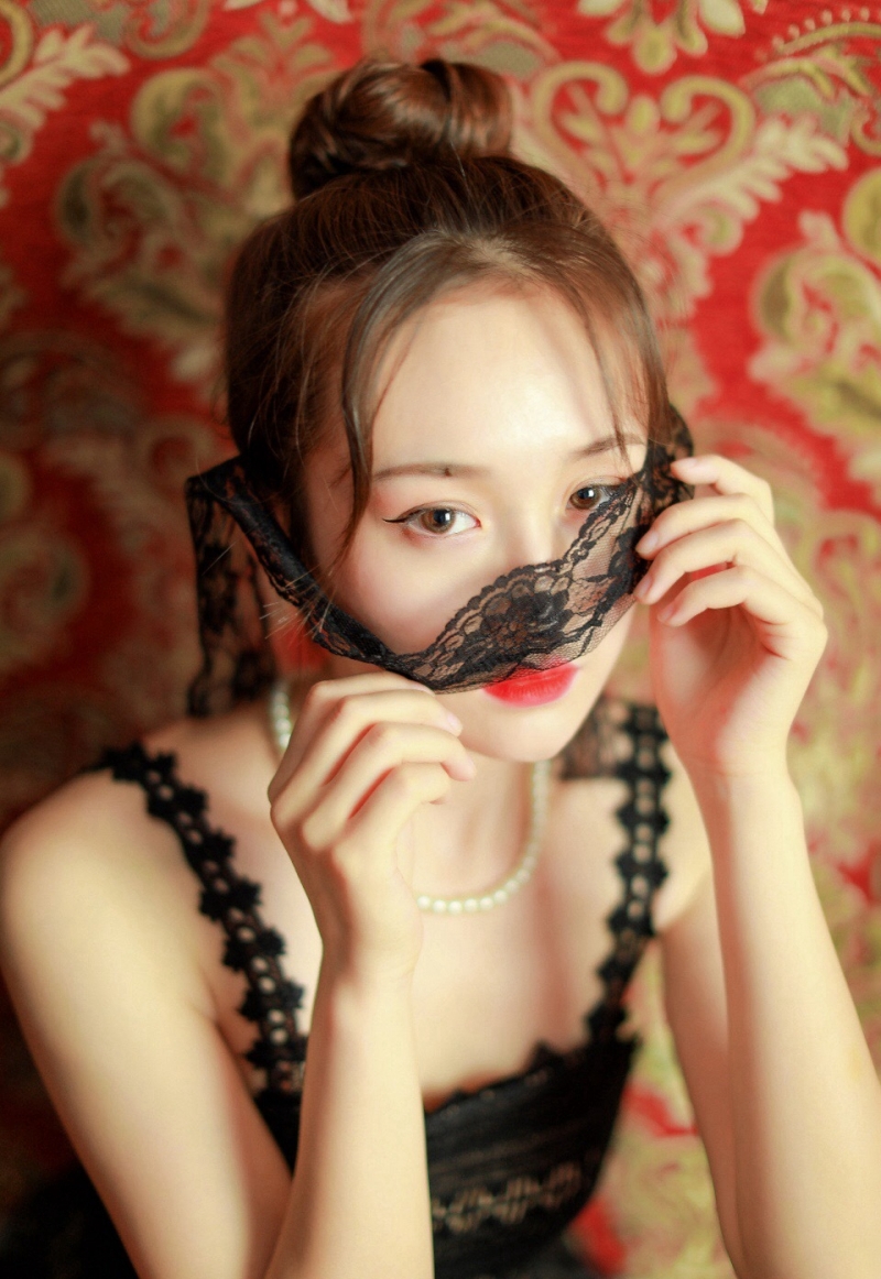 吊带纱裙清纯美女红唇雪肤写真  第1张