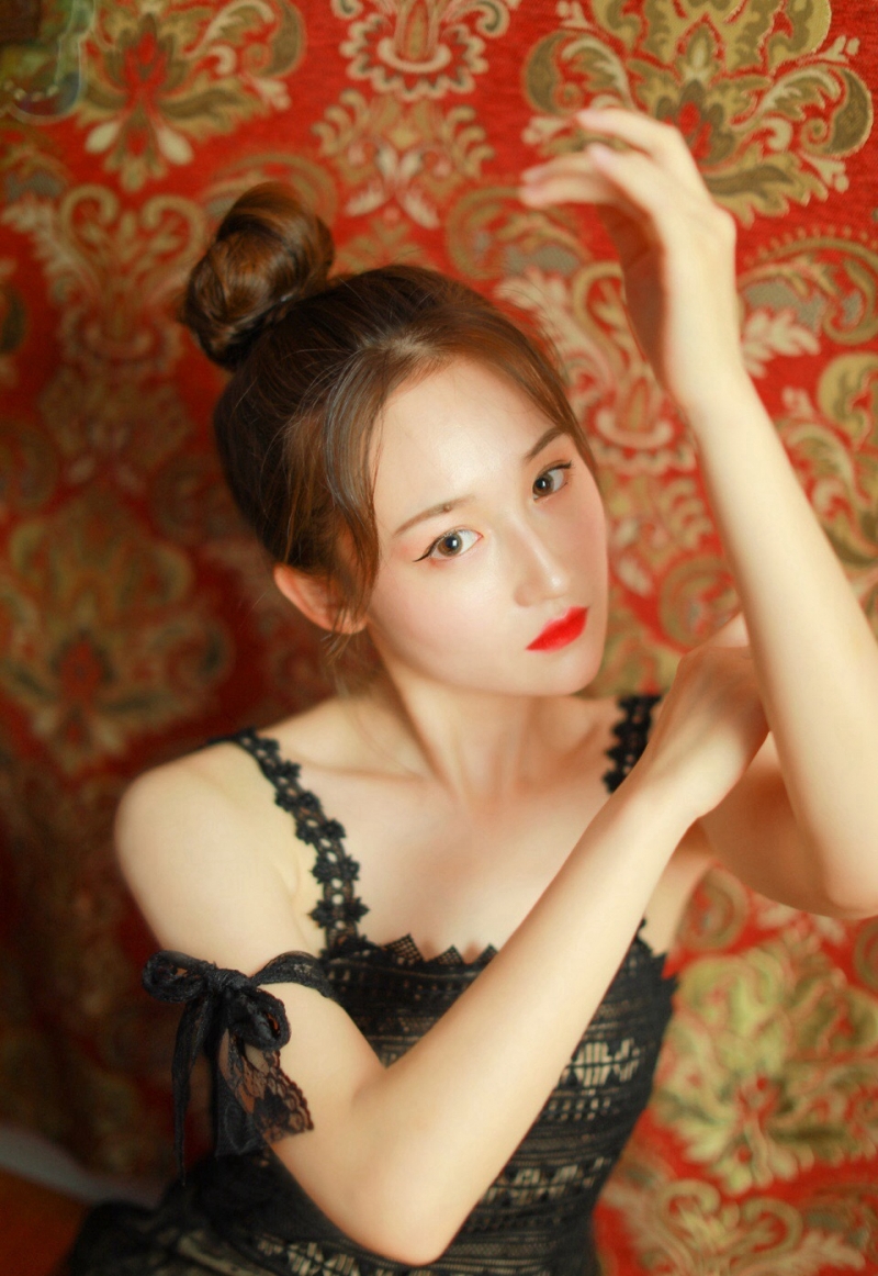 吊带纱裙清纯美女红唇雪肤写真  第2张