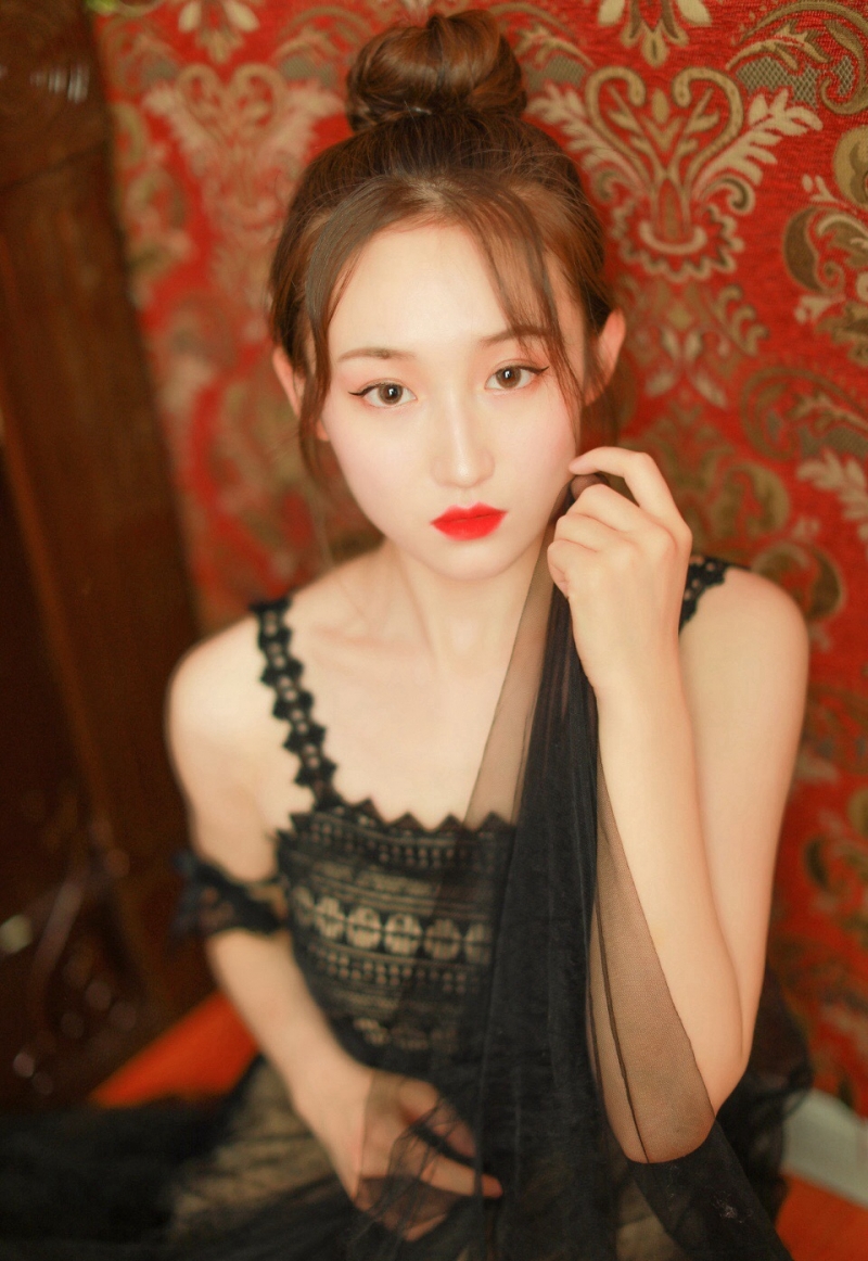 吊带纱裙清纯美女红唇雪肤写真  第3张