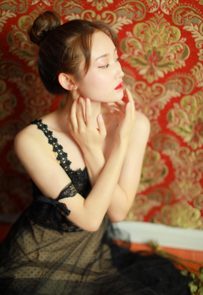 吊带纱裙清纯美女红唇雪肤写真  第4张