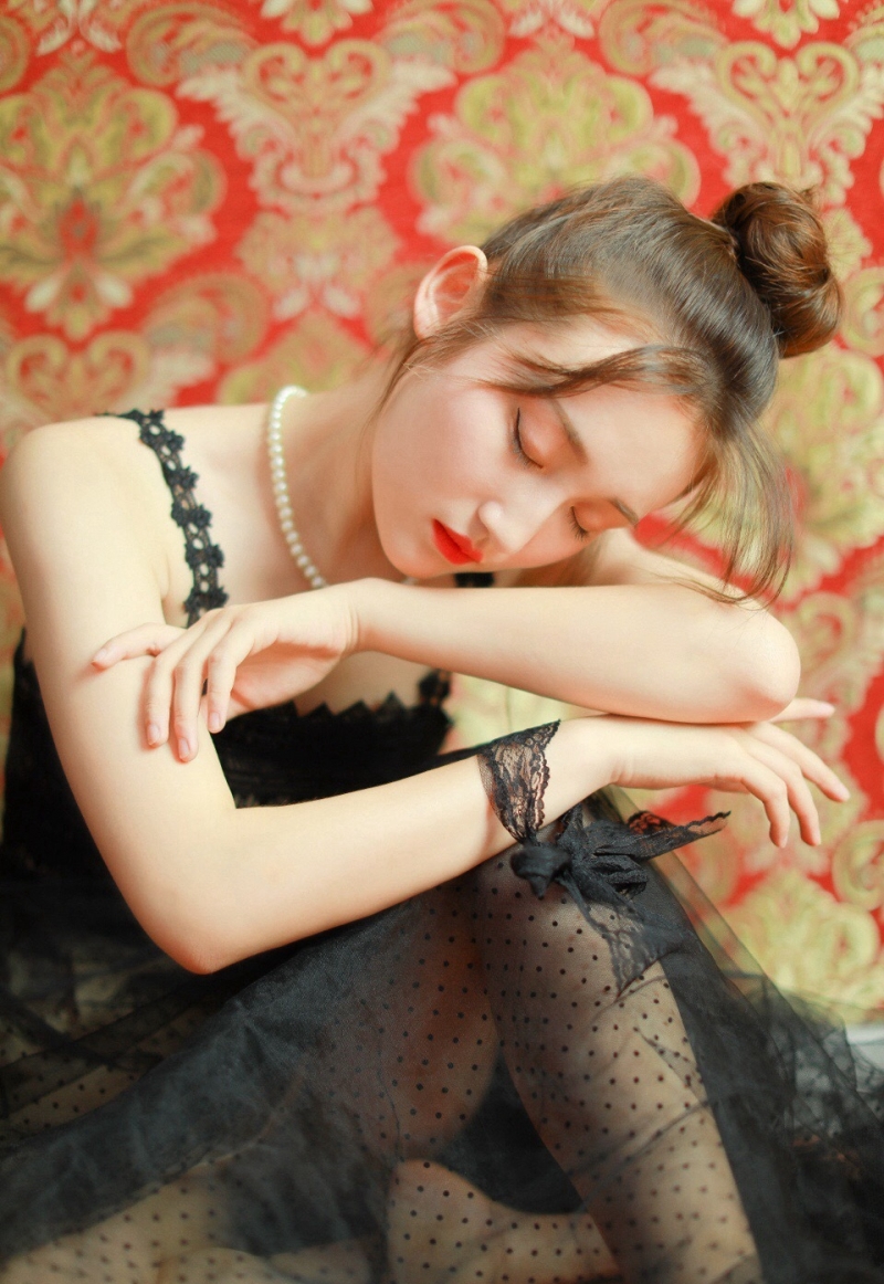 吊带纱裙清纯美女红唇雪肤写真  第5张