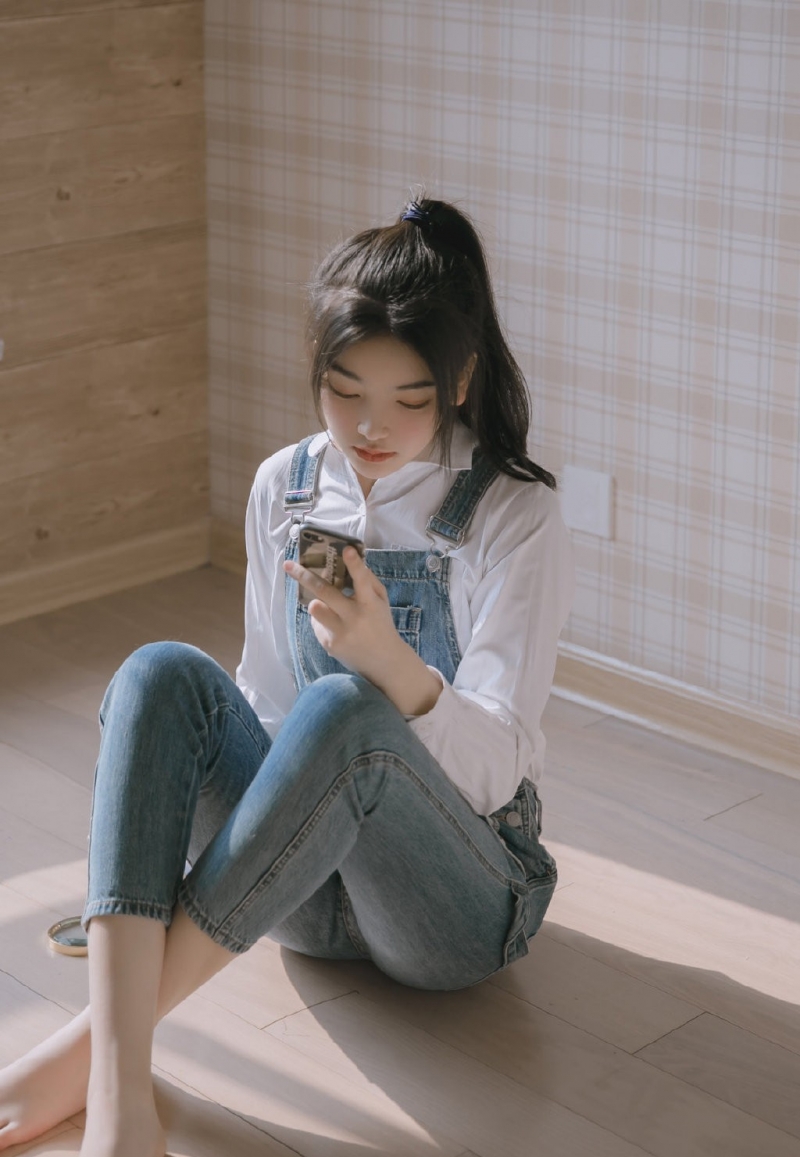 高马尾美眉牛仔背带裤室内美图  第3张